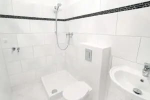 Badezimmer mit edlen Akzenten und Dusche
