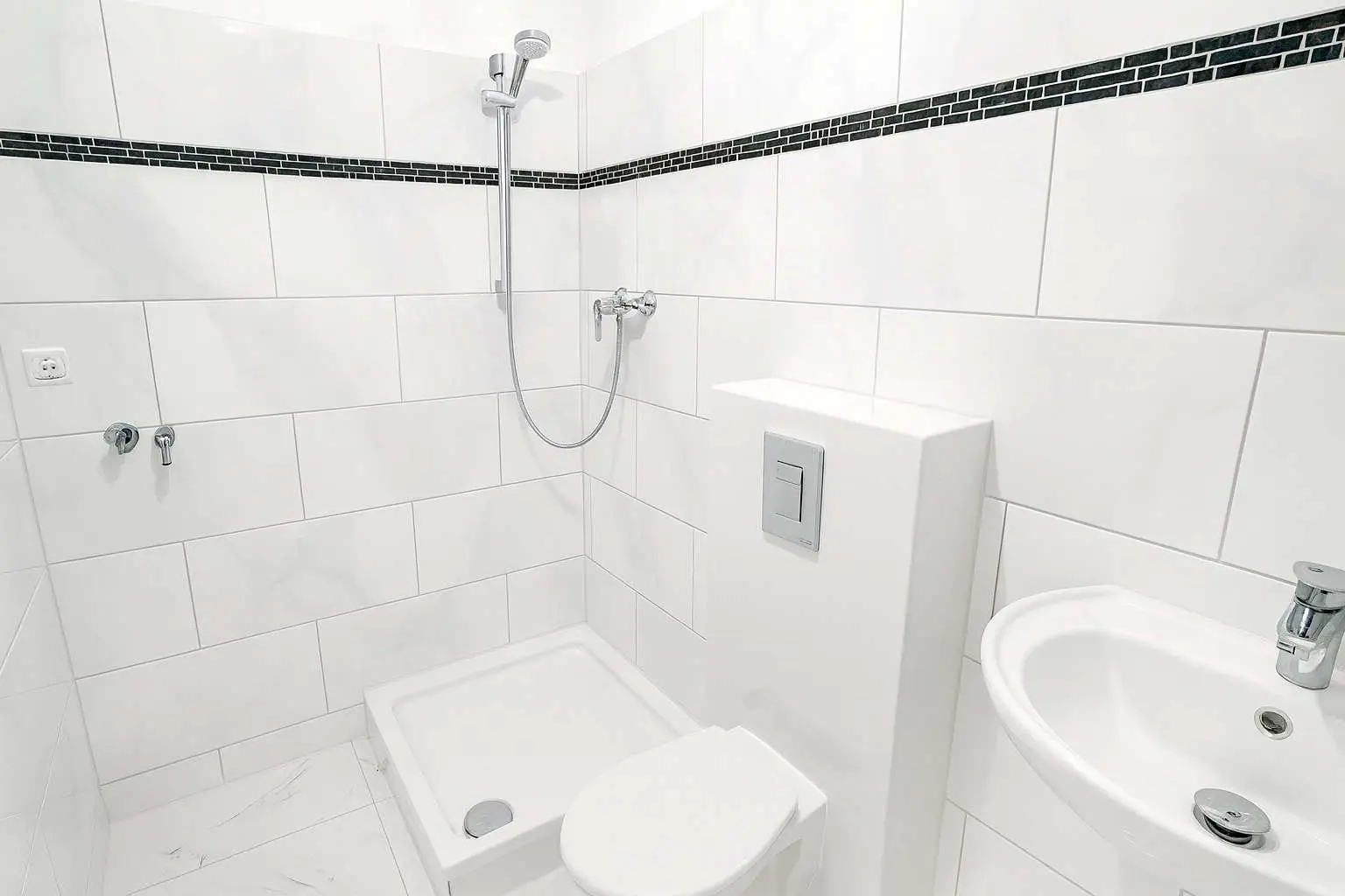 Badezimmer mit edlen Akzenten und Dusche