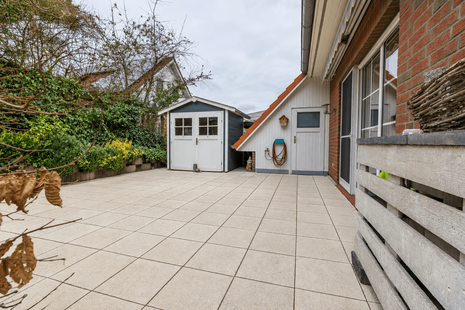 Terrasse (mit KI bearbeitet)