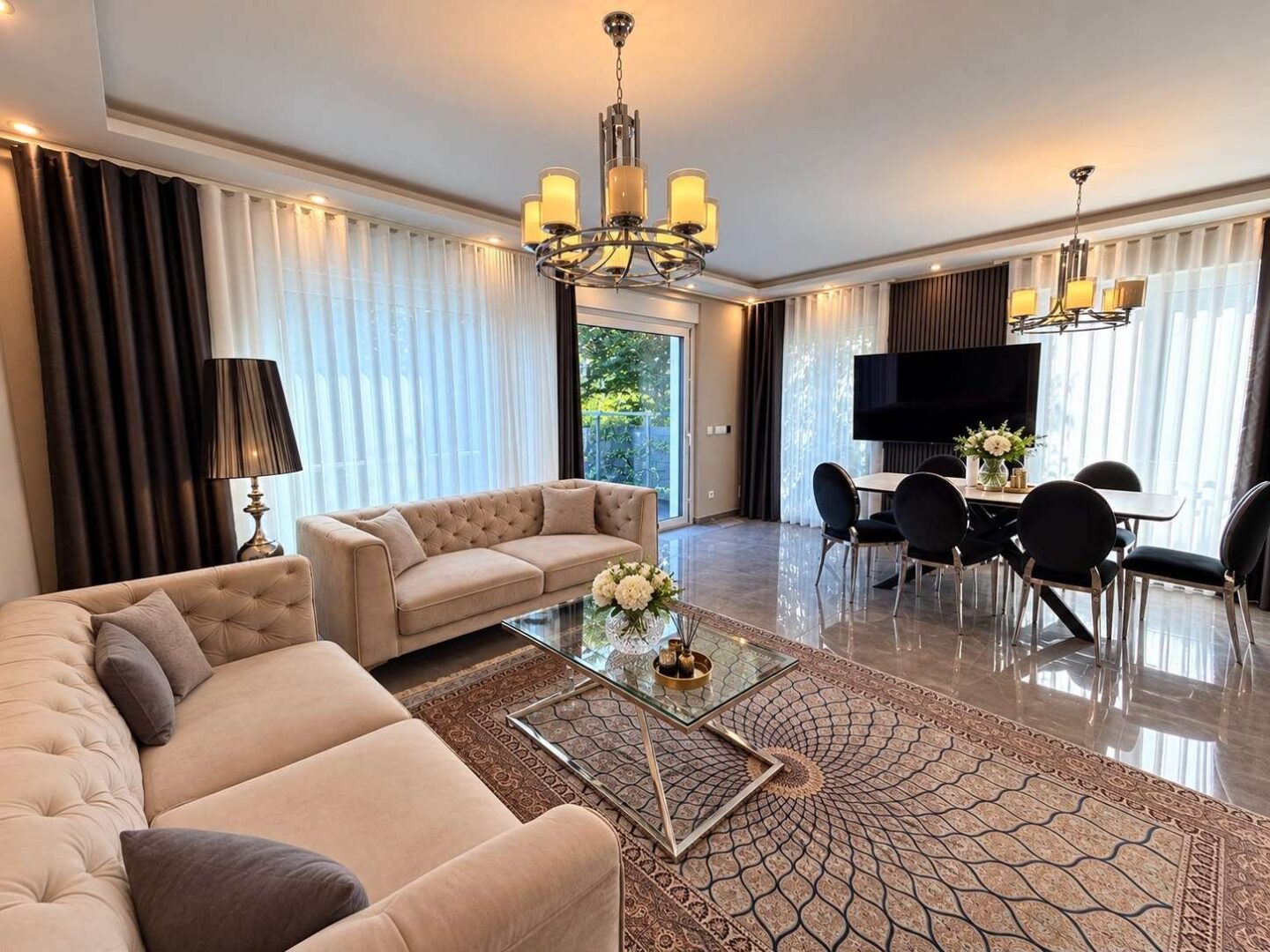 Wohnzimmer und Essbereich mit Terrassenblick