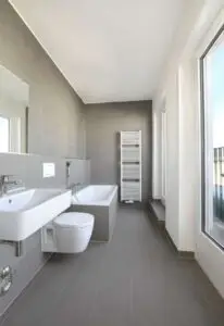 Badezimmer mit Fenster  u