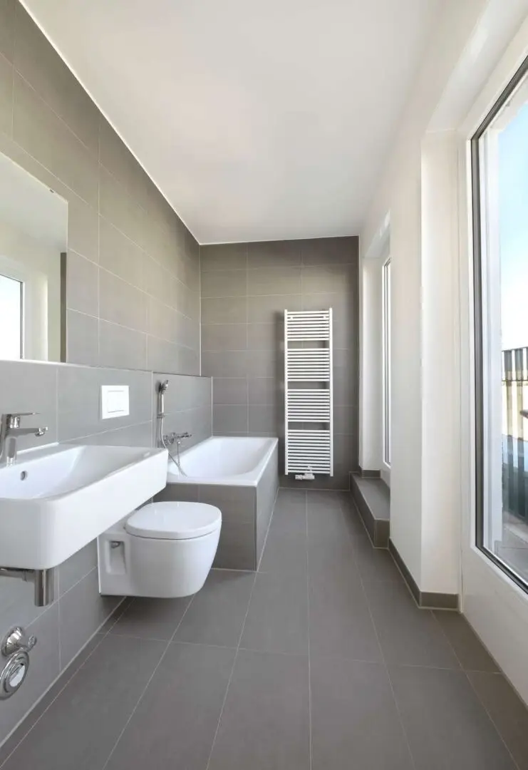 Badezimmer mit Fenster  u