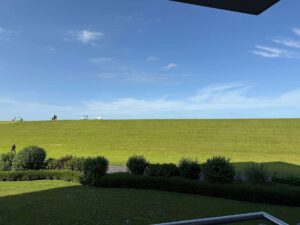 Blick vom Balkon auf Deich