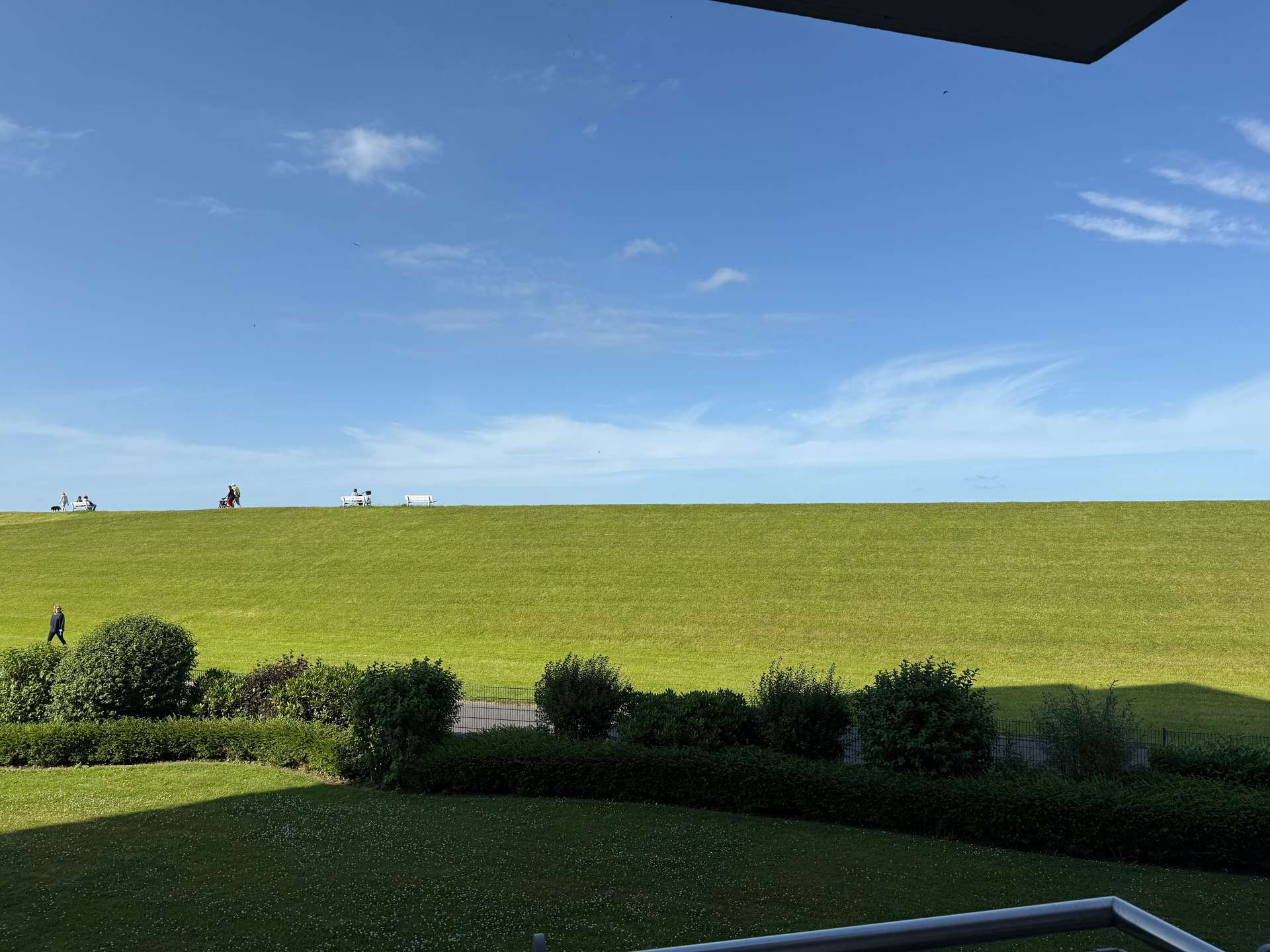 Blick vom Balkon auf Deich