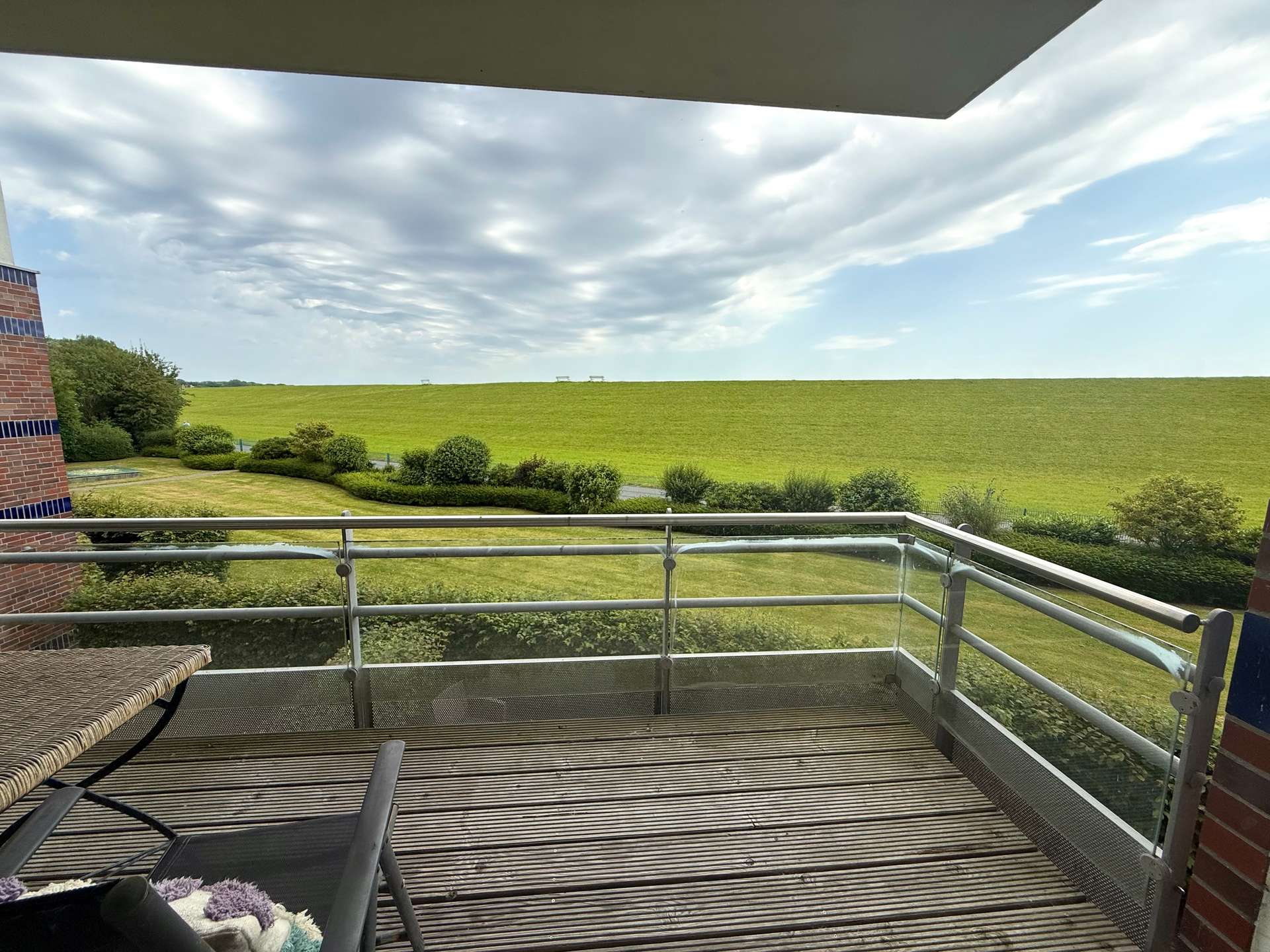Balkon mit Landblick