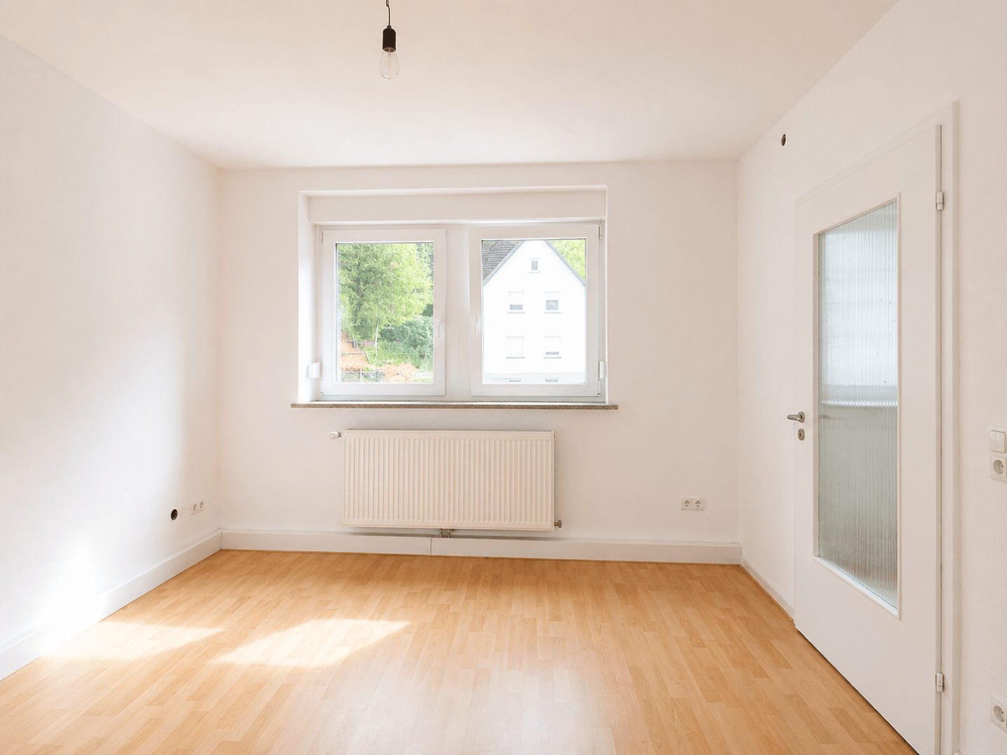 Helles Wohnzimmer mit großen Fensterflächen