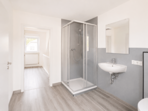 Duschbad mit Dusche und Waschbecken