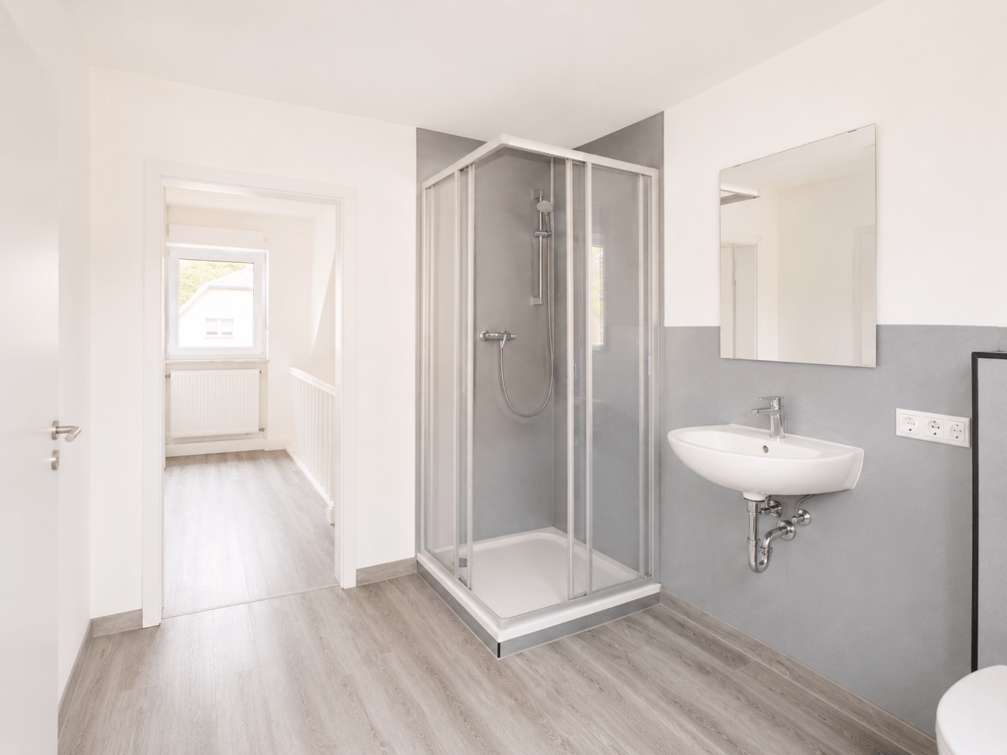 Duschbad mit Dusche und Waschbecken