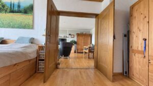 Schlafzimmer 2 mit Blick ins Wohnzimmer