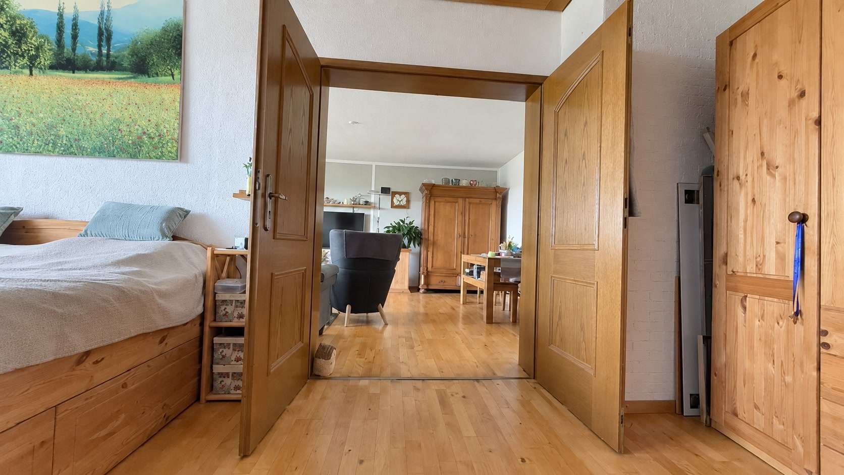 Schlafzimmer 2 mit Blick ins Wohnzimmer