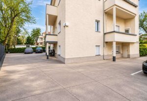 Rückansicht Haus mit Parkplätzen
