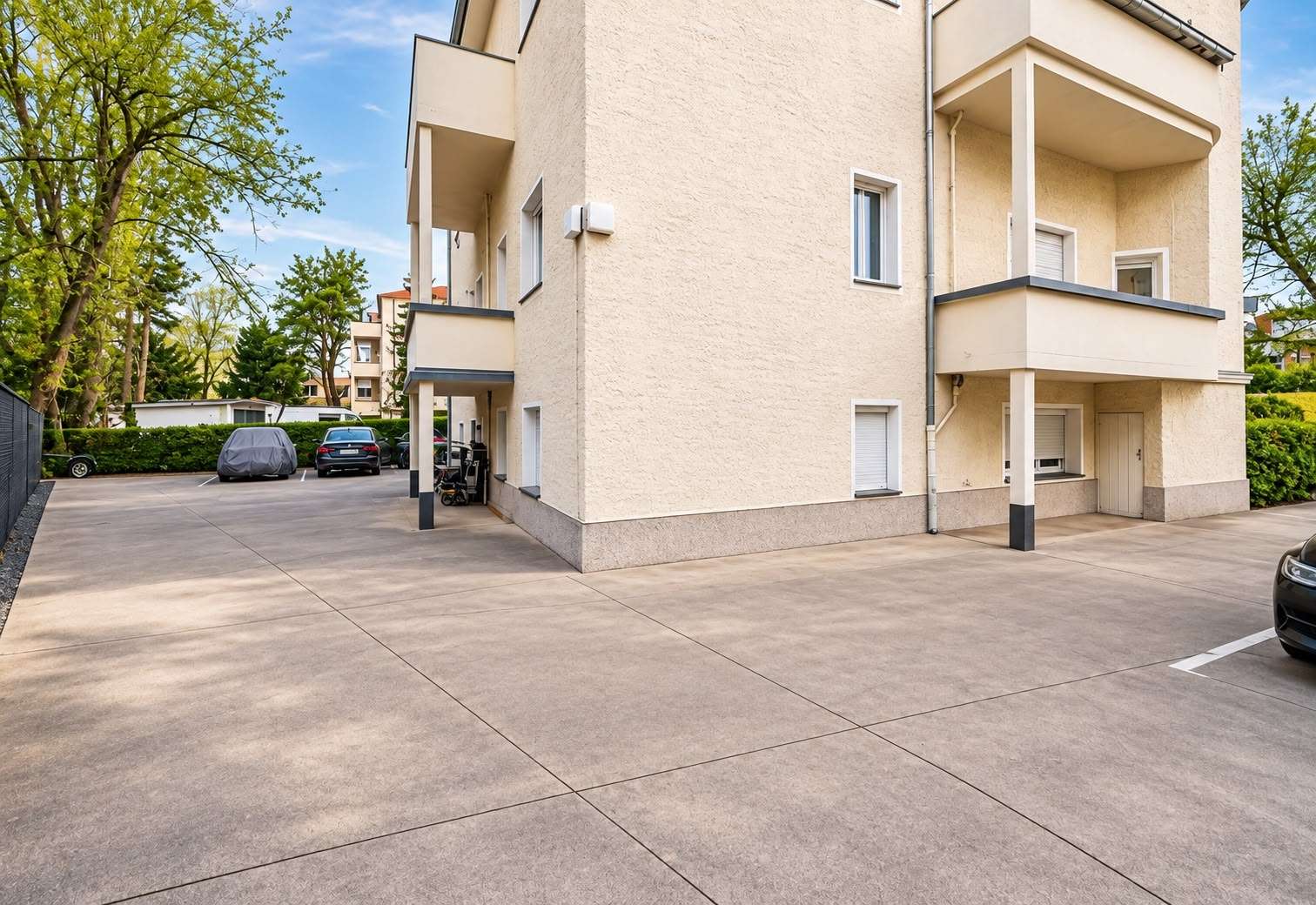 Rückansicht Haus mit Parkplätzen