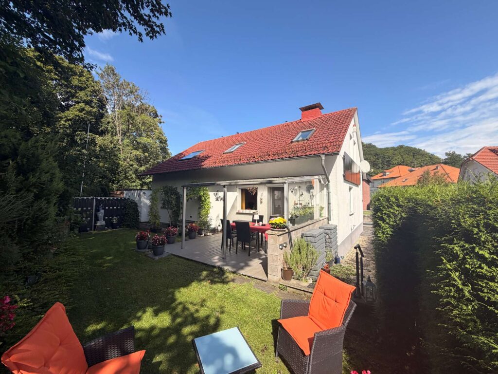 Außenansicht mit Garten