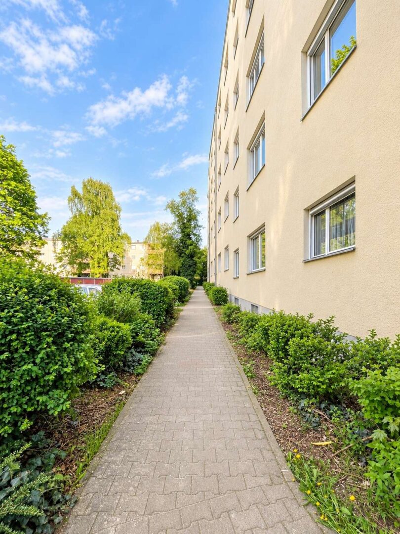 Weg entlang des Hauses