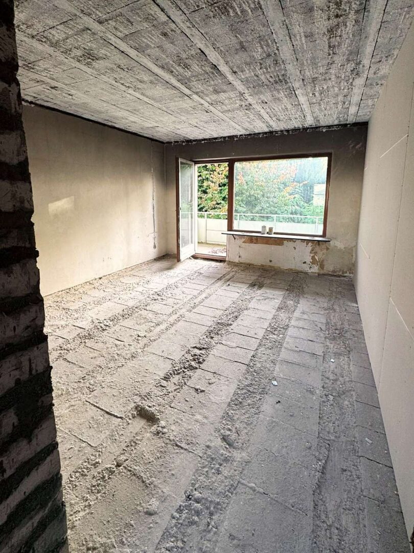 Wohnraum mit Balkonzugang