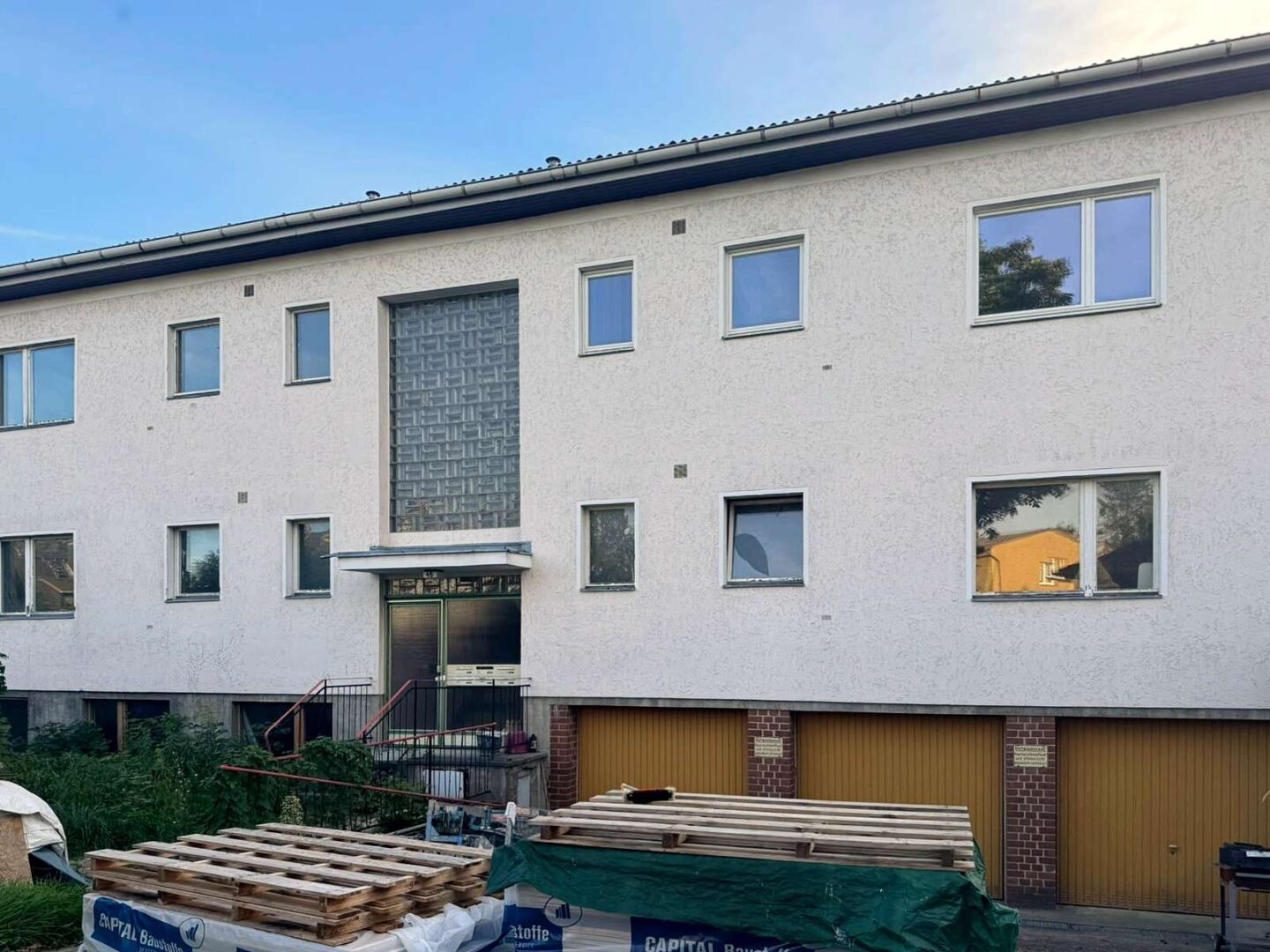 Hausfront mit Garagen