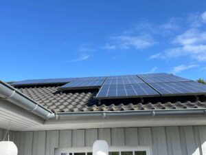 Außenansicht mit Solaranlage
