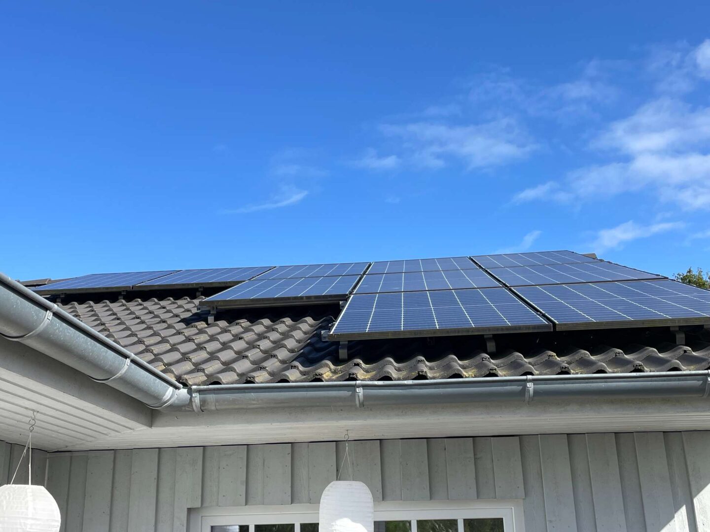 Außenansicht mit Solaranlage