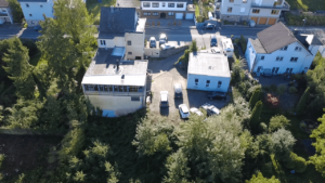 Luftaufnahme Mehrfamilienhaus und Werkstatt