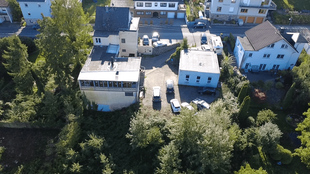 Luftaufnahme Mehrfamilienhaus und Werkstatt