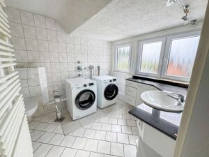 Großzügiges Badezimmer mit Dusche im Dachgeschoss