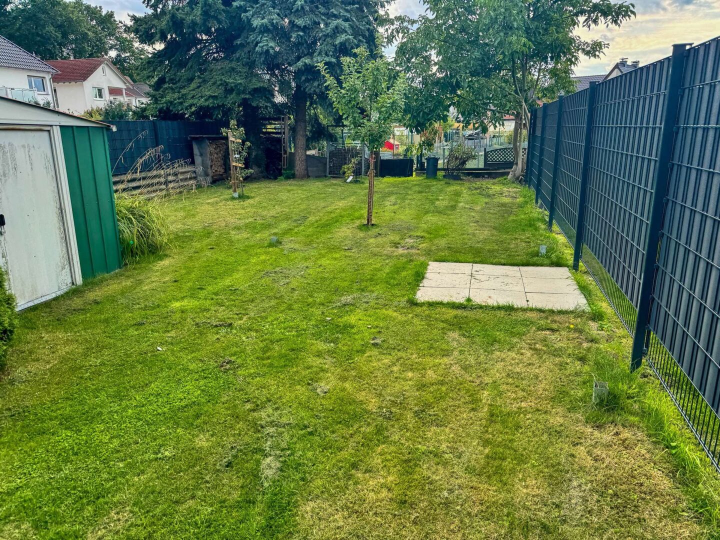 Großer Garten mit Rasenfläche und Gartenhaus