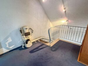 Treppenaufgang mit Treppenlift ins Dachgeschoss