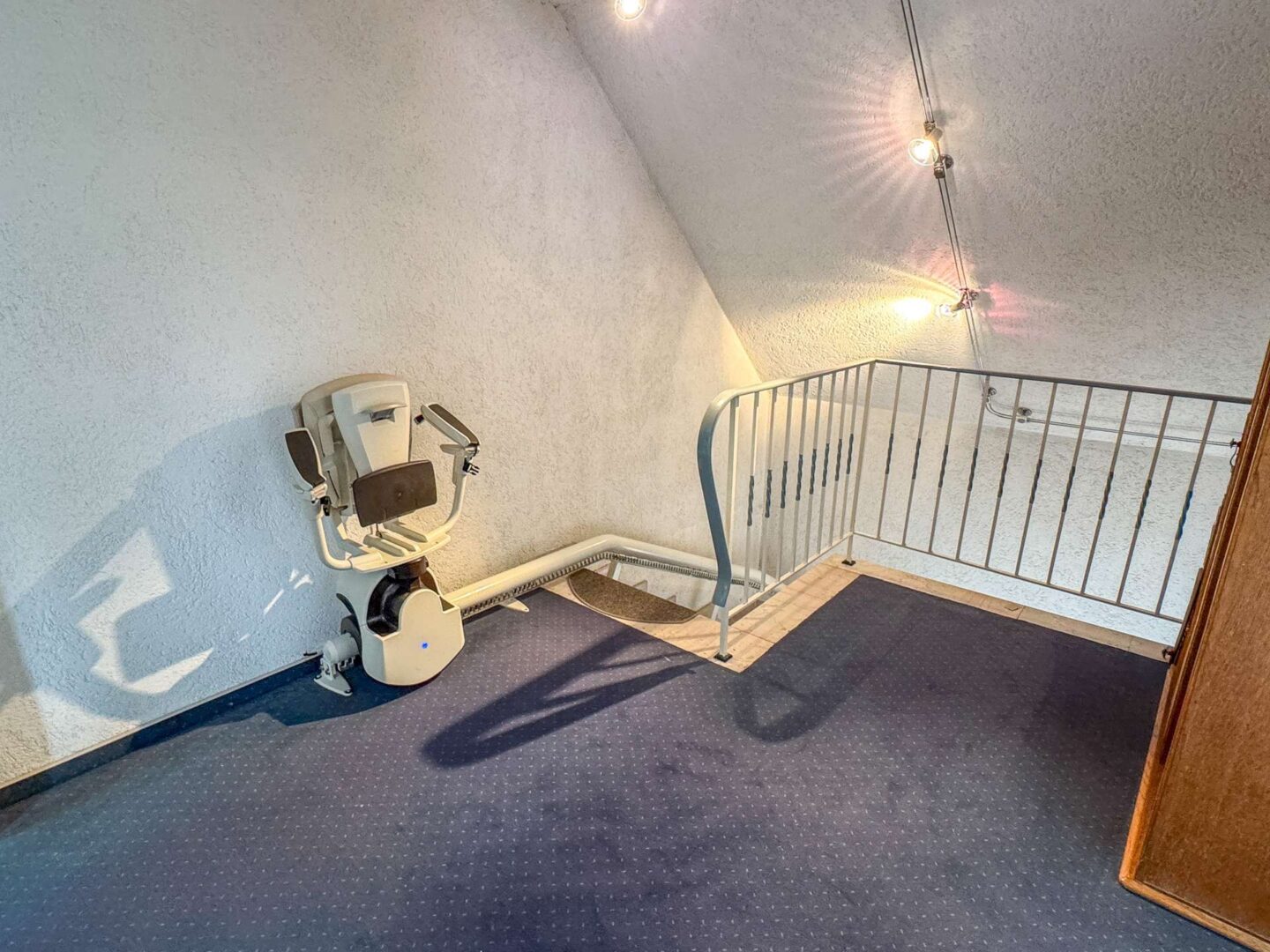 Treppenaufgang mit Treppenlift ins Dachgeschoss