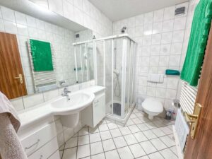 Badezimmer im Erdgeschoss