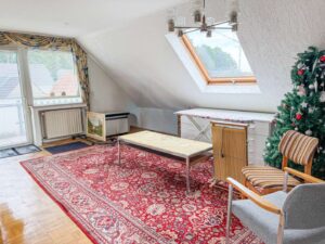 Wohnzimmer mit Zugang zum Balkon und zur Teeküche