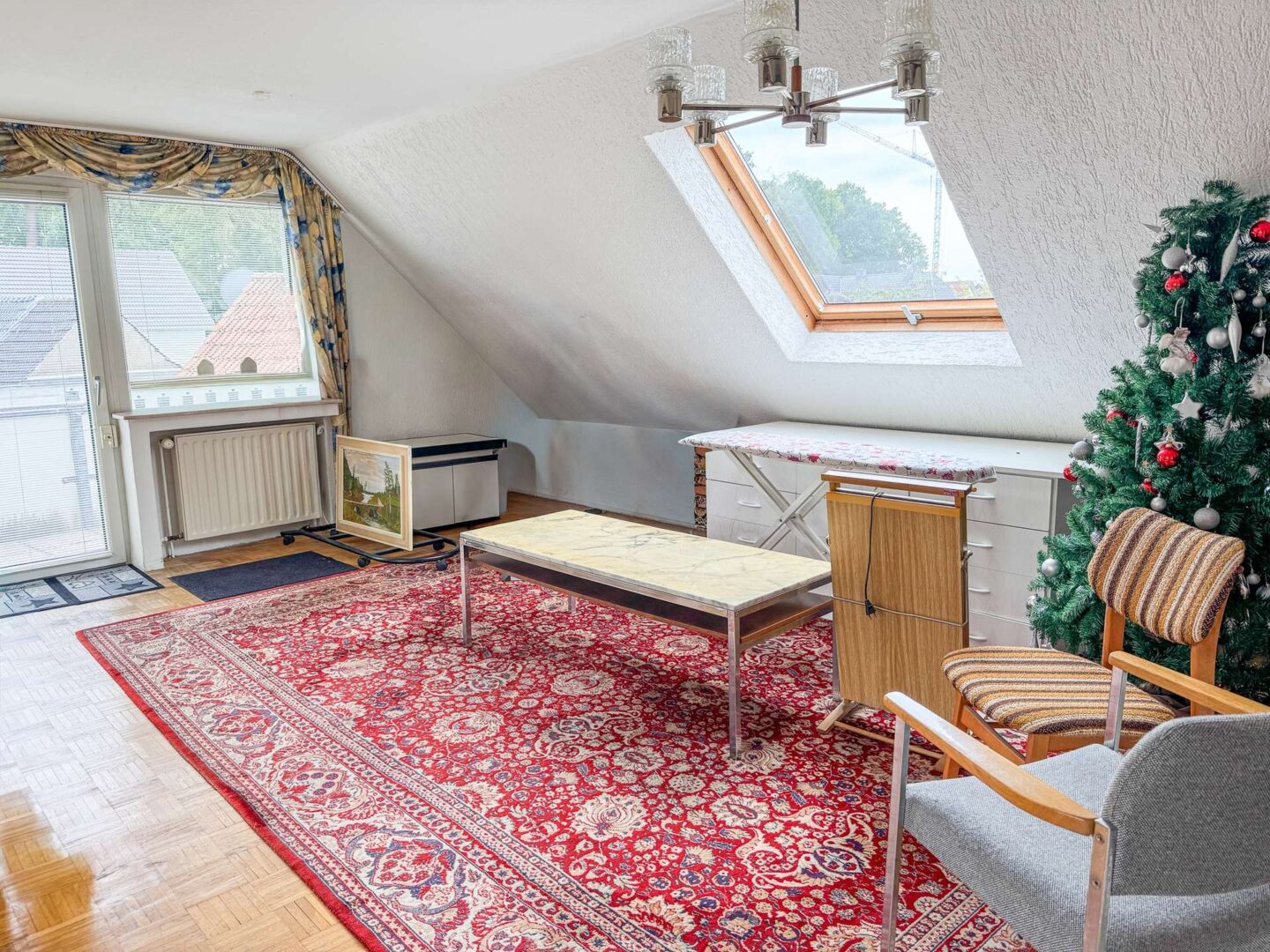Wohnzimmer mit Zugang zum Balkon und zur Teeküche