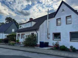 Außenansicht mit Vorgarten