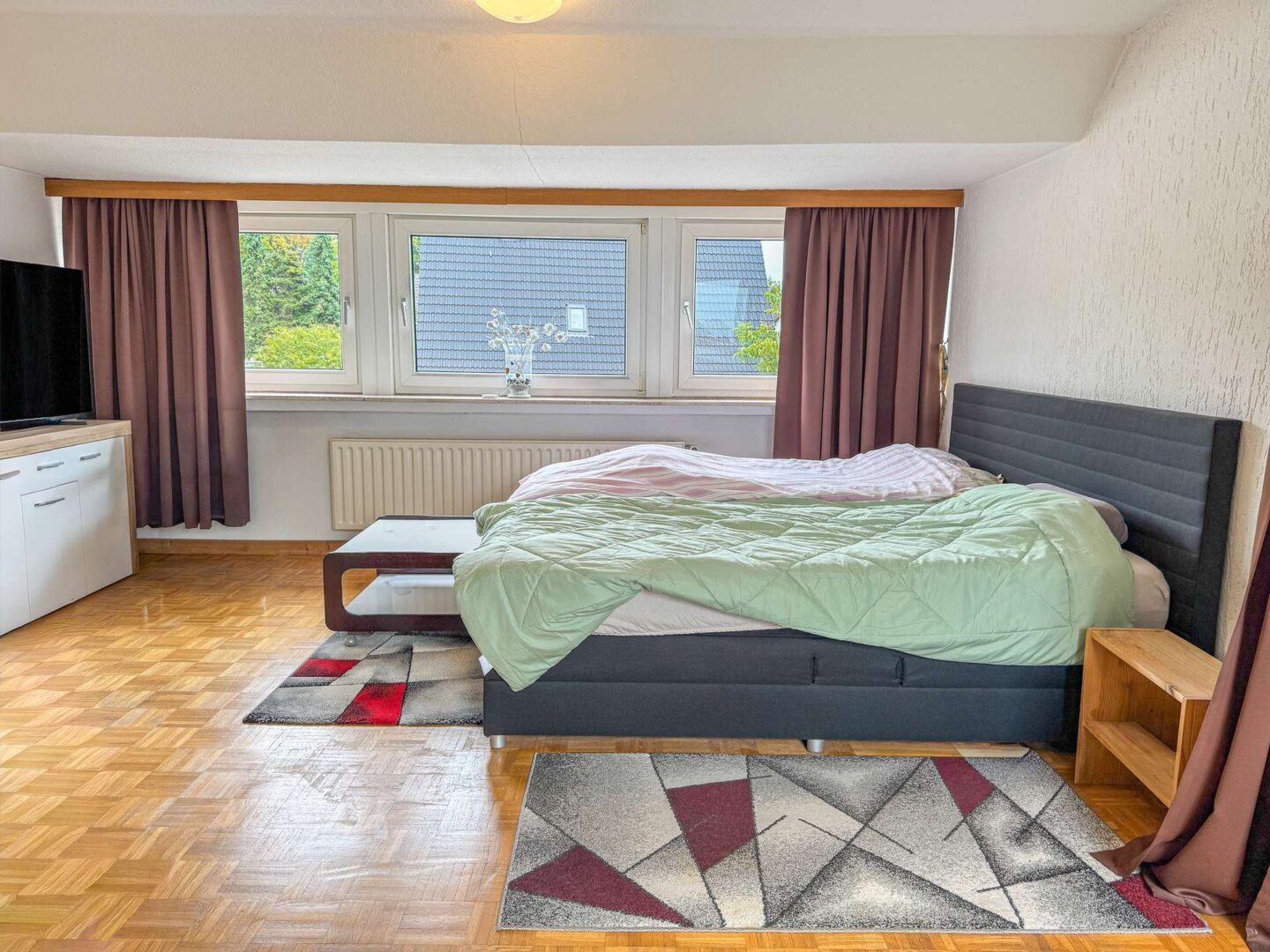 Schlafzimmer (Aus Blick des Wohnzimmers im Dachgeschoss)