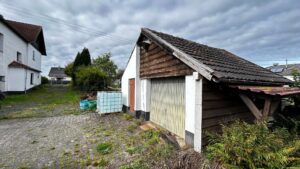 Grundstück mit Garage und Stauraum