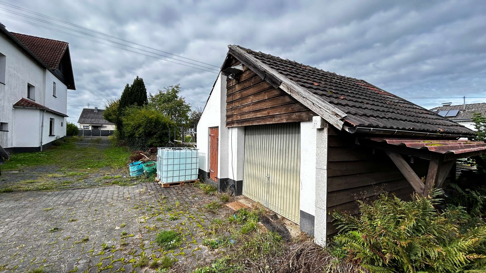 Grundstück mit Garage und Stauraum