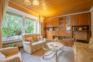 Wohnzimmer mit breiter Fensterfront