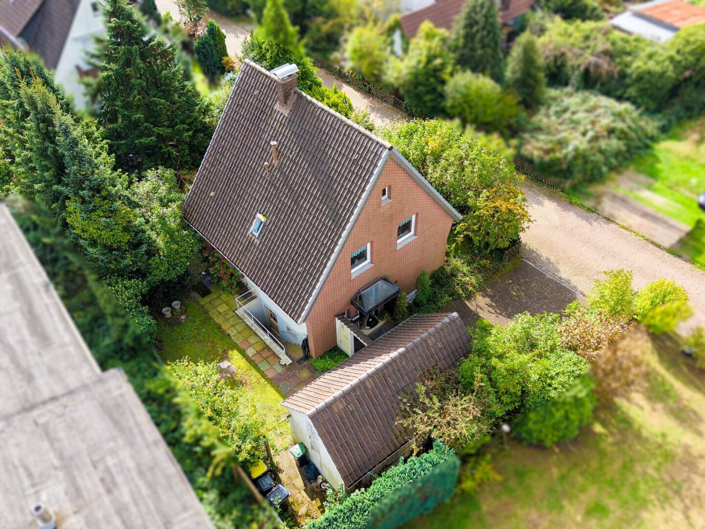 Luftaufnahme: Haus, Garage und Garten