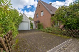 Gepflasterte Zufahrt mit Garage