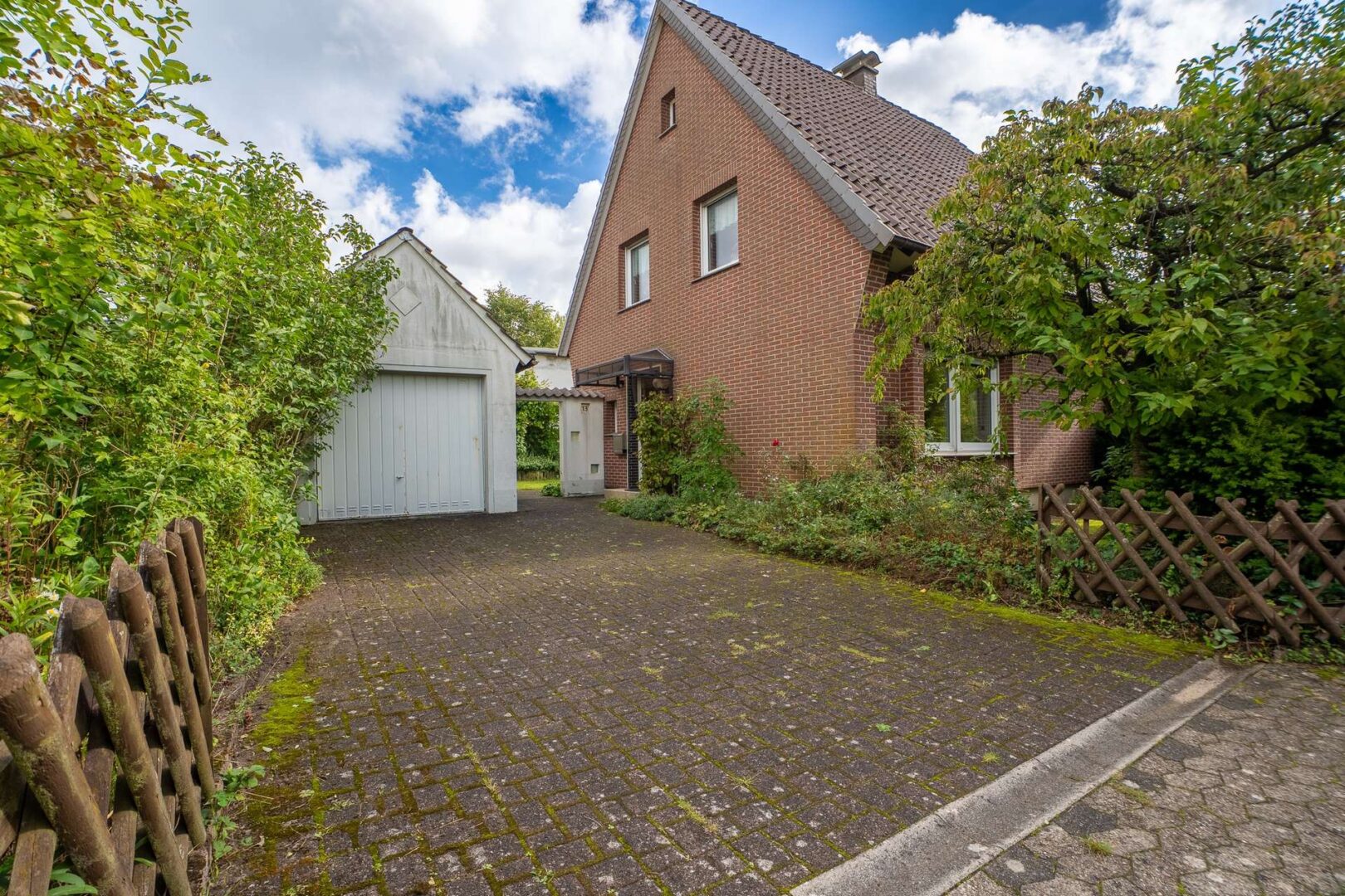 Gepflasterte Zufahrt mit Garage