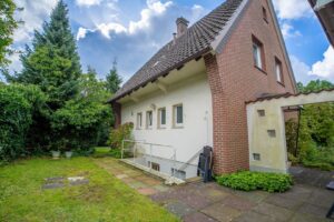 Rückseite mit Kelleraußentreppe und überdachtem Freisitz