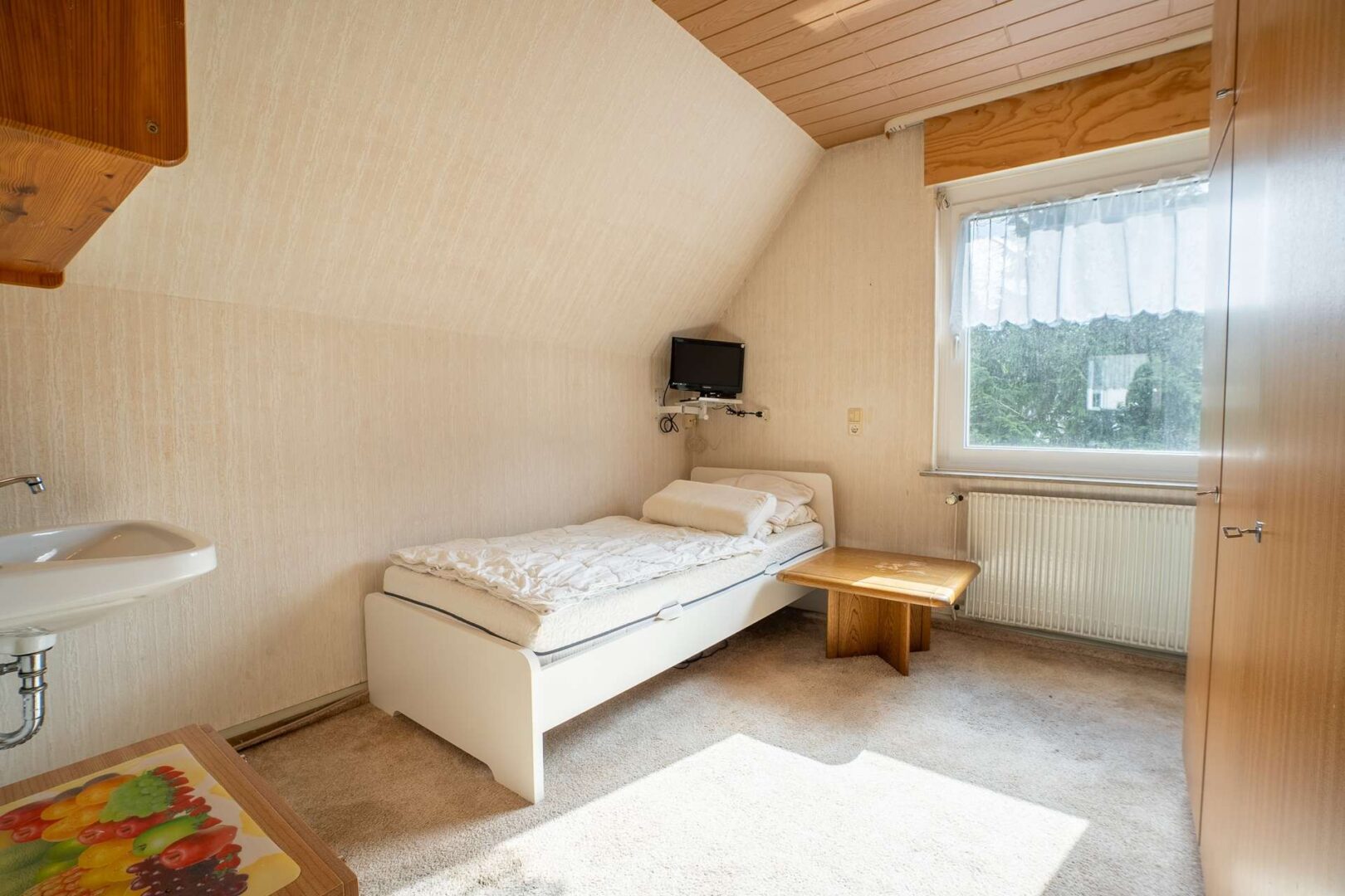 Zimmer 2 im Dachgeschoss mit Waschbecken