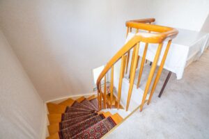 Massivholztreppe ins Dachgeschoss