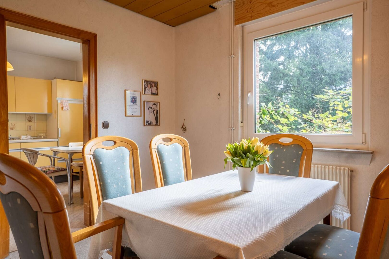 Esszimmer mit Durchgang zur Küche