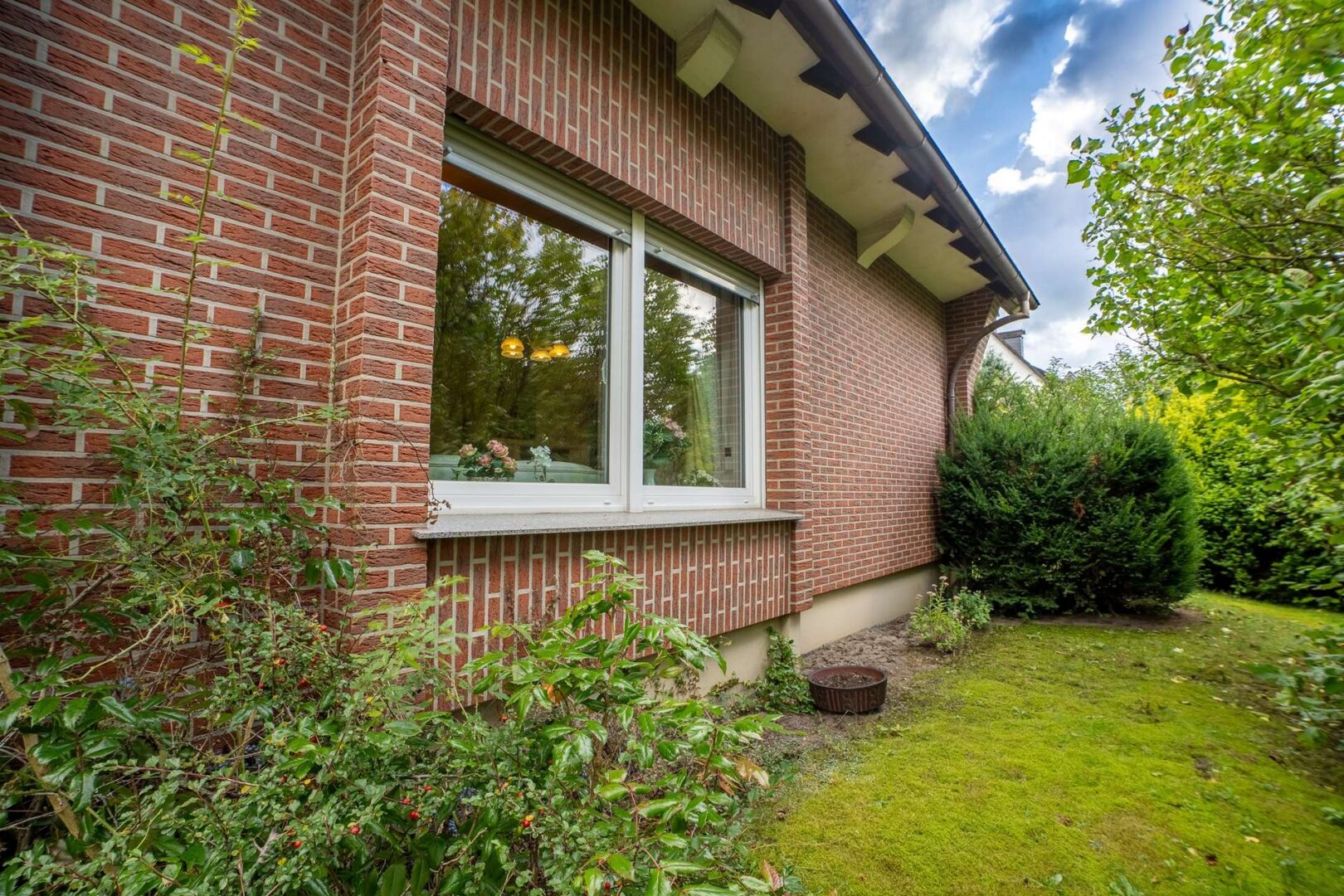 Klinkerfassade mit Kunststofffenstern