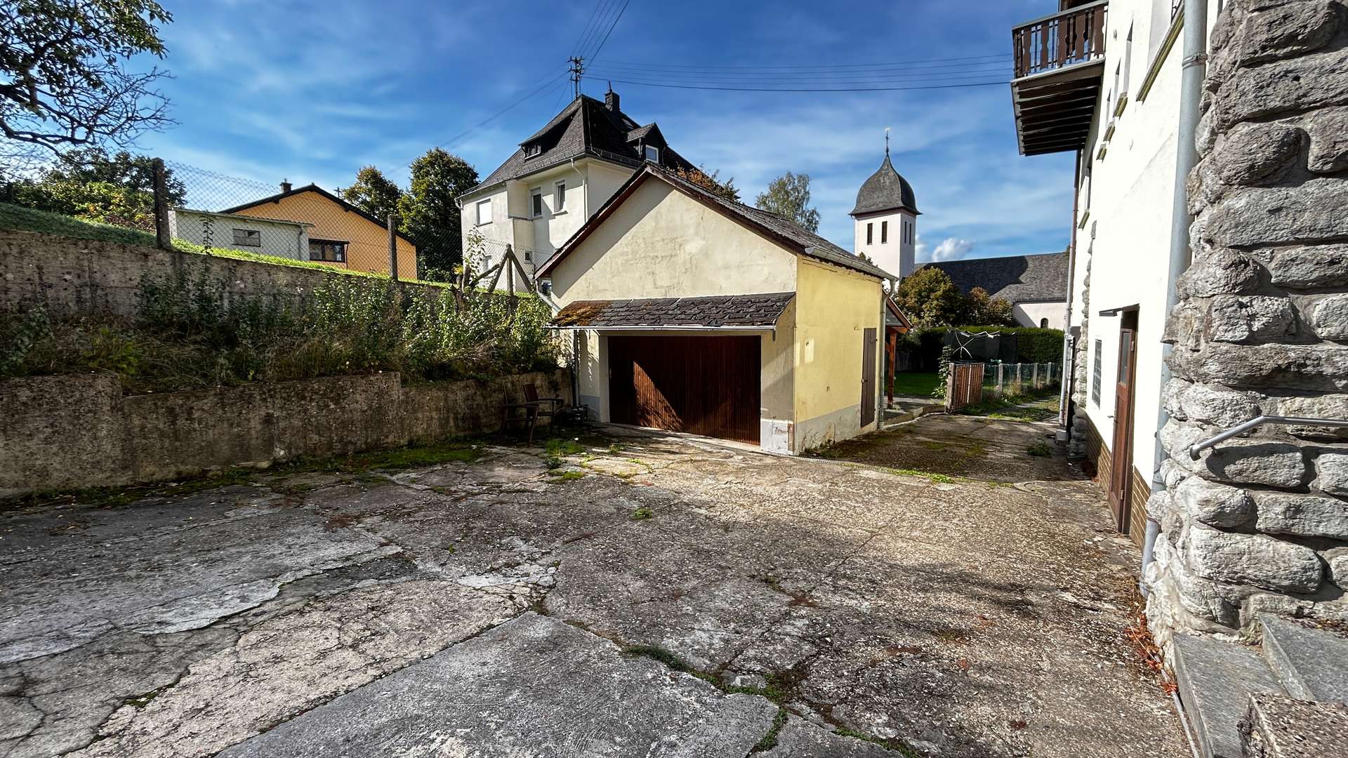 Hof und Garage