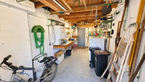 Werkstatt neben der Garage