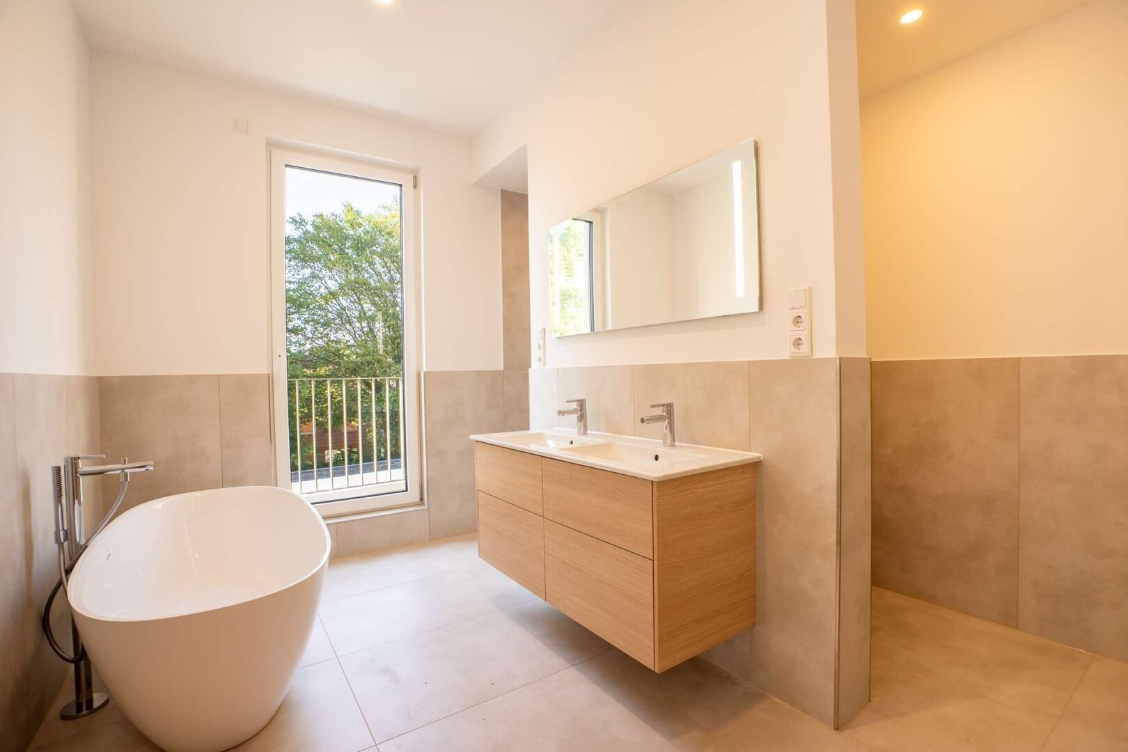 Elternbad mit freistehender Badewanne