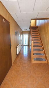 Flur mit Treppenaufgang -