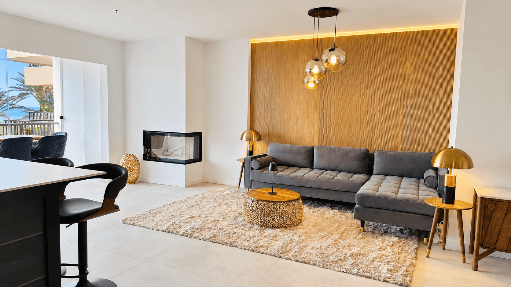 Wohnzimmer mit Kamin und Meerblick