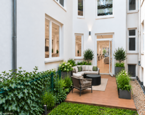 Anschließende Terrasse